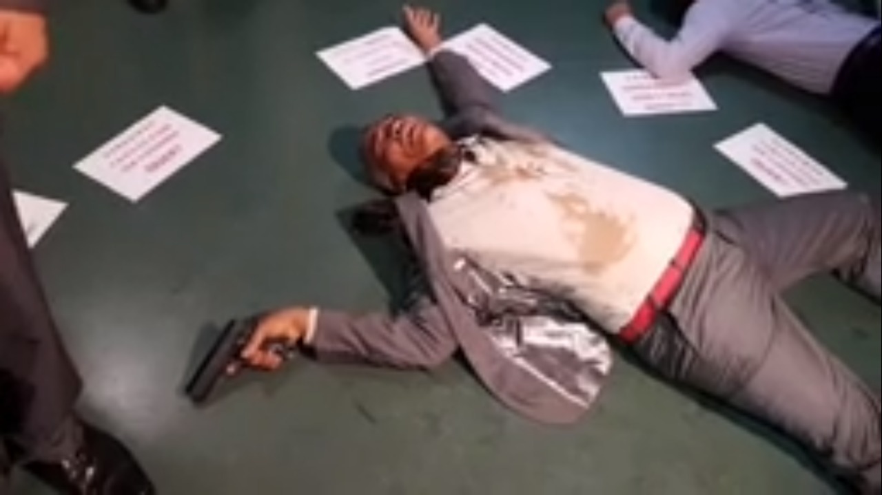 Deputado Pastor Isidório simula tiroteio em protesto  contra liberação de armas; assista