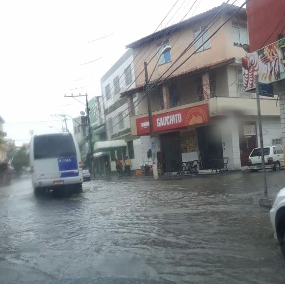 Chuva provoca diversos pontos de alagamento em Lauro de Freitas