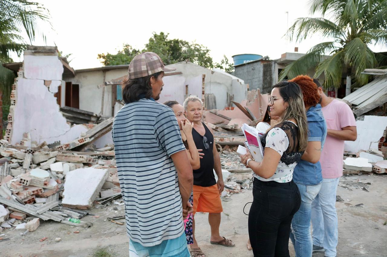 Prefeitura de Camaçari presta apoio a idoso que teve casa demolida por iniciativa privada