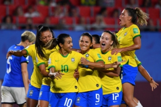 Com gol histórico de Marta, Brasil avança para as oitavas da Copa do Mundo