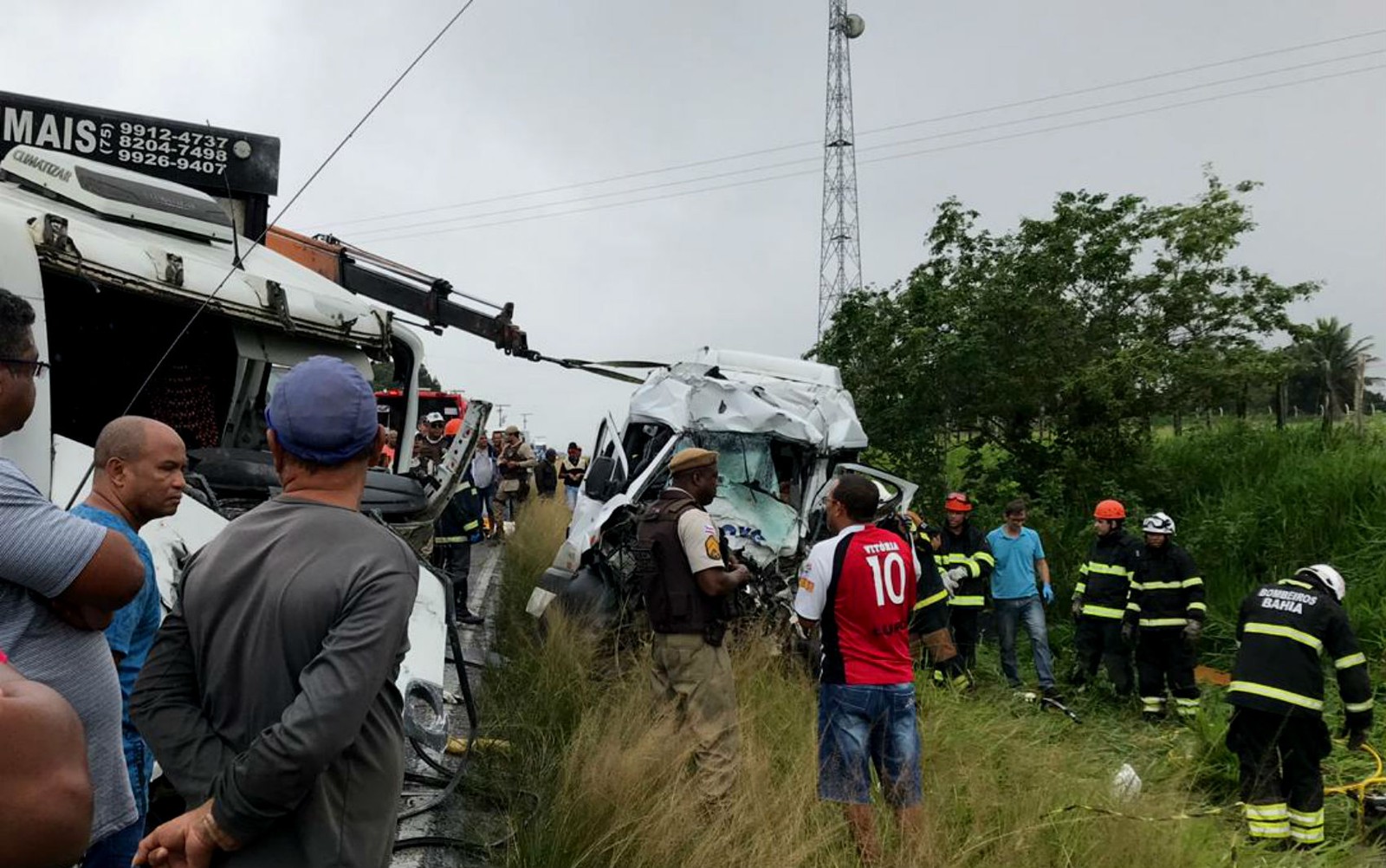 Acidente entre carreta e van deixa oito mortos entre Feira de Santana e São Gonçalo dos Campos