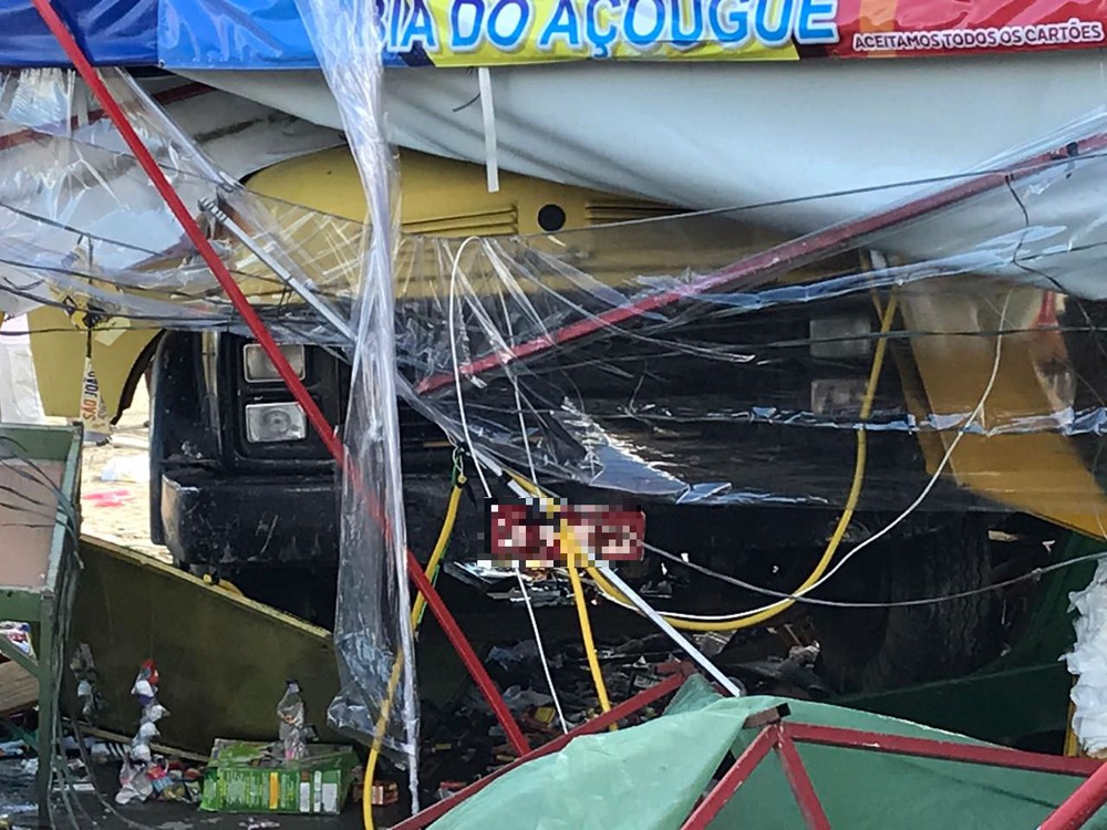 Caminhão de coleta de lixo atinge barracas de fogos de artifício e deixa dois mortos e três feridos no interior da Bahia