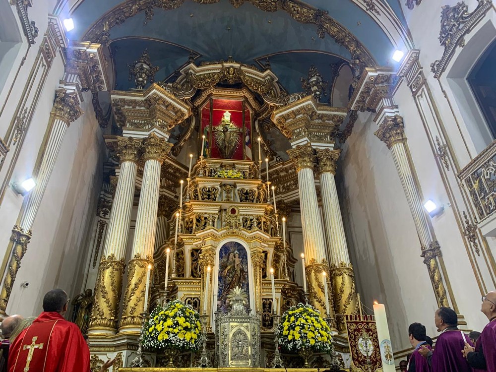 Imagem do Senhor do Bonfim é devolvida ao altar da Basílica após obras