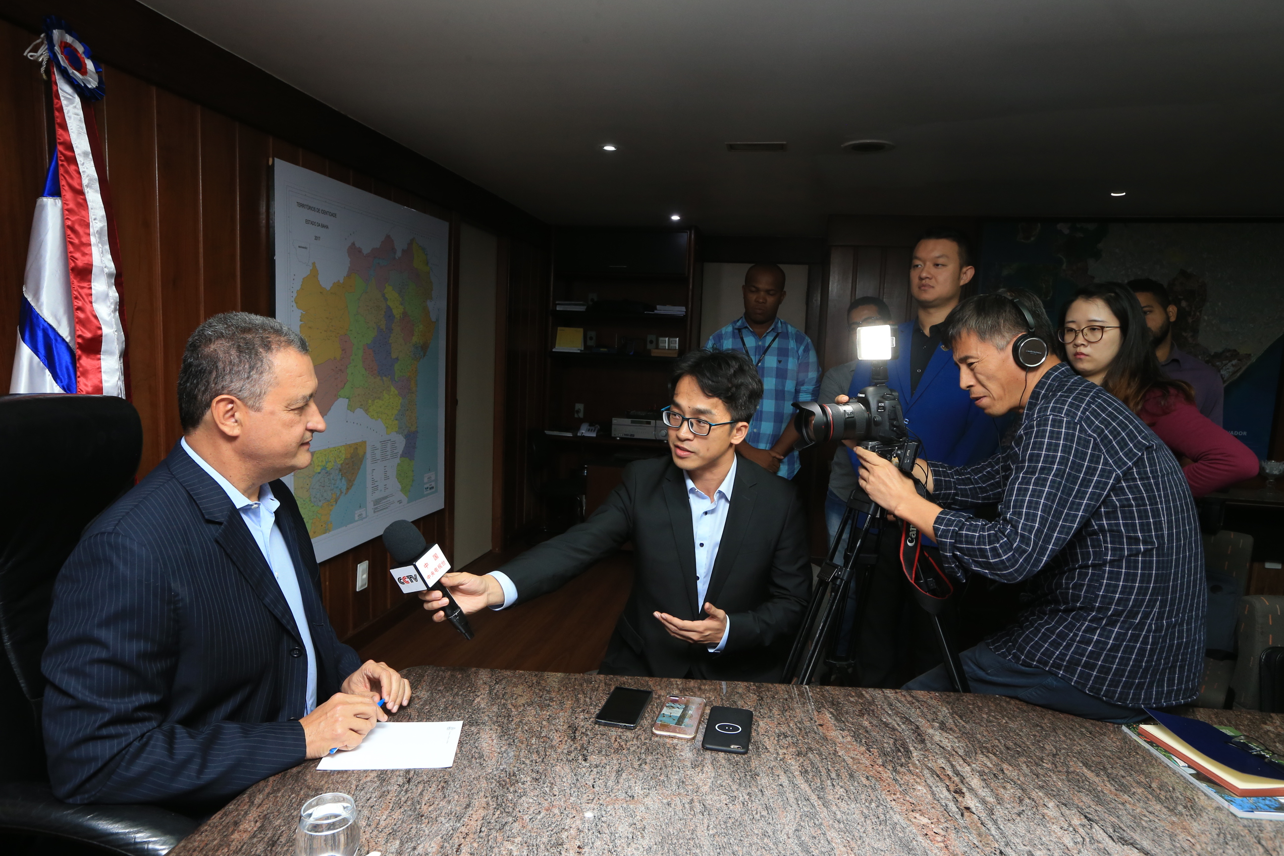 Rui Costa concede entrevista a jornalistas chineses em Salvador