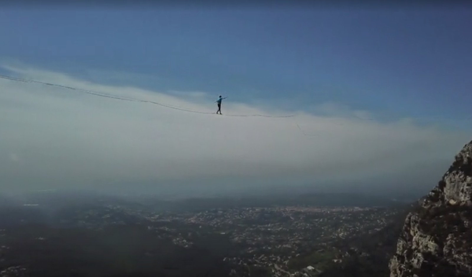 Aventureiros encaram corda bamba a 300 metros de altura na França