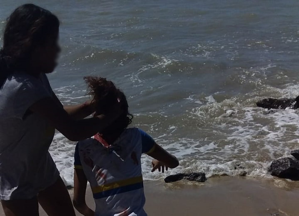 Adolescentes esfaqueiam e afogam menina em praia do Recife
