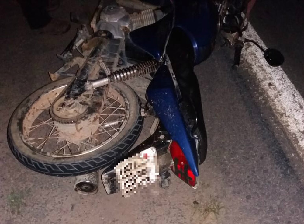 Motociclista morre e namorada fica ferida após batida com caminhão no interior da Bahia