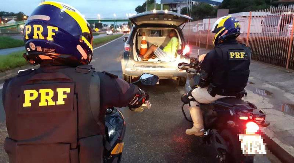 Homem é preso após se apresentar para pilotar moto de amigo apreendida pela PRF