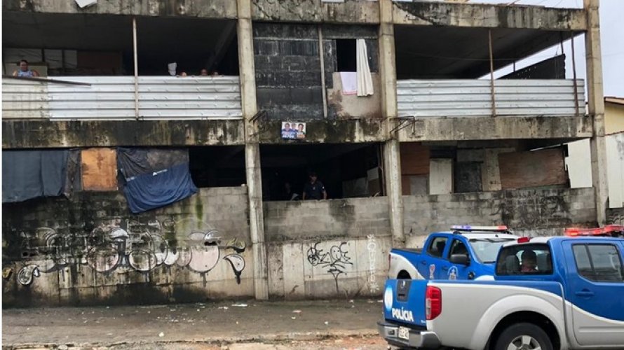 Homem é espancado até a morte em prédio abandonado de Salvador