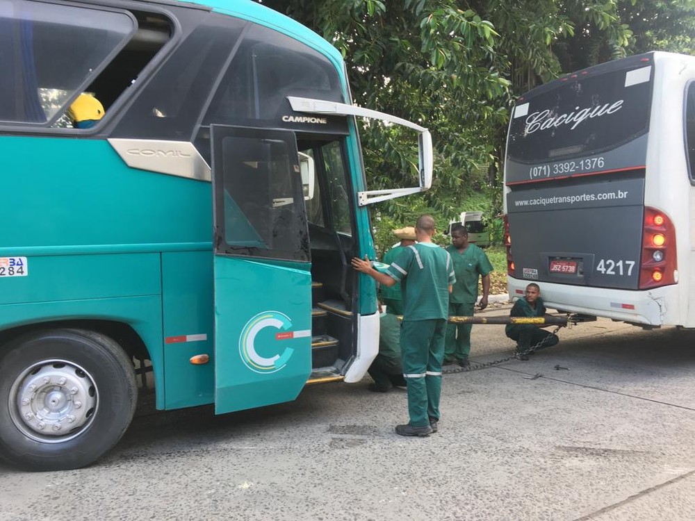 Ônibus tem princípio de incêndio na rodoviária de Salvador; assista