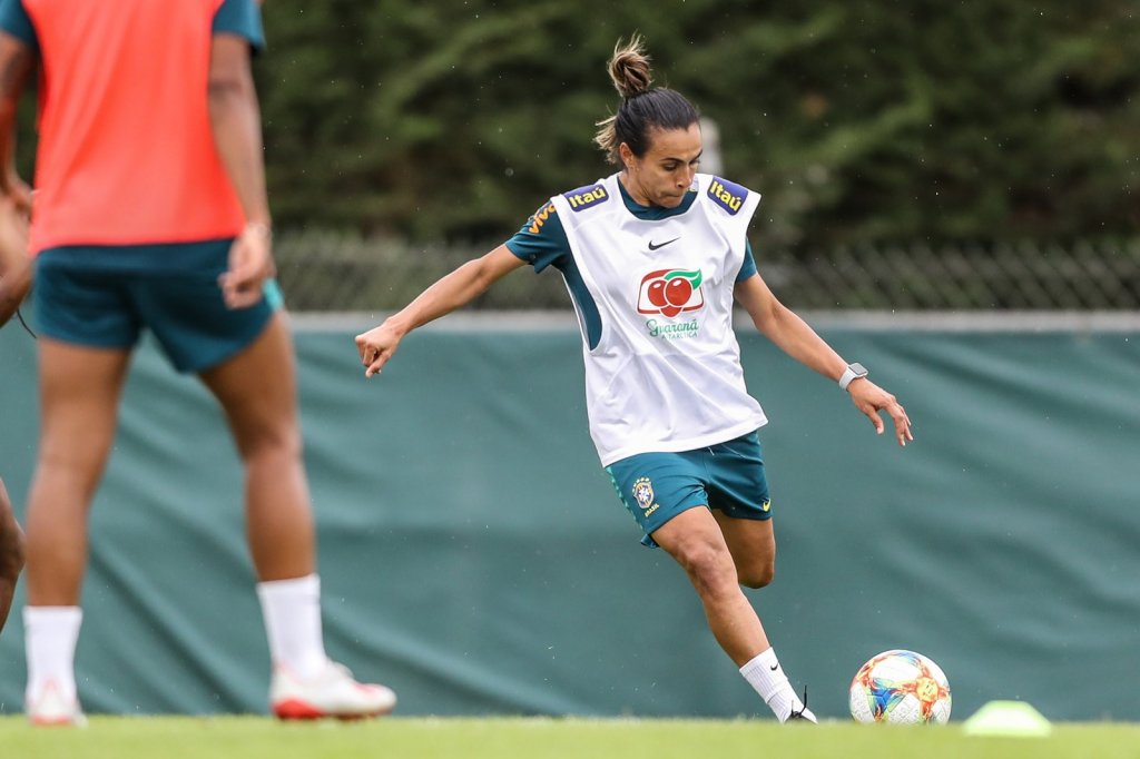 Marta treina com bola e deve reforçar o Brasil contra a Austrália
