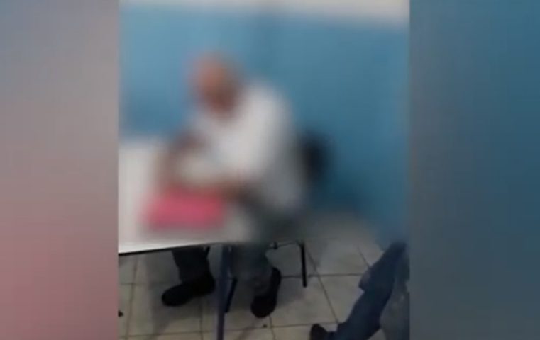 Professor é humilhado por alunos de escola particular em Simões Filho; assista