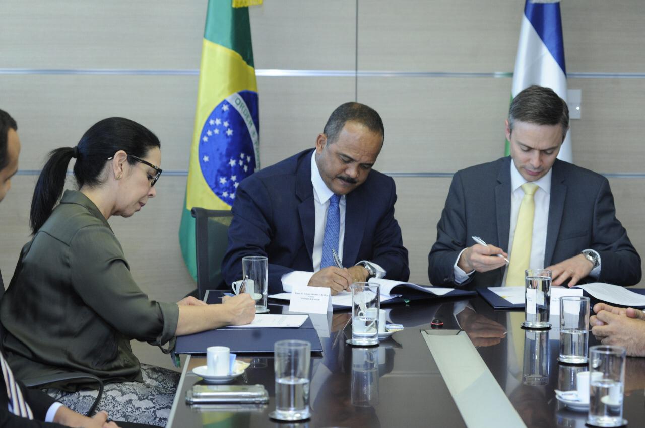 Camaçari: prefeito assina contrato de empréstimo de R$ 300 milhões com a CAF