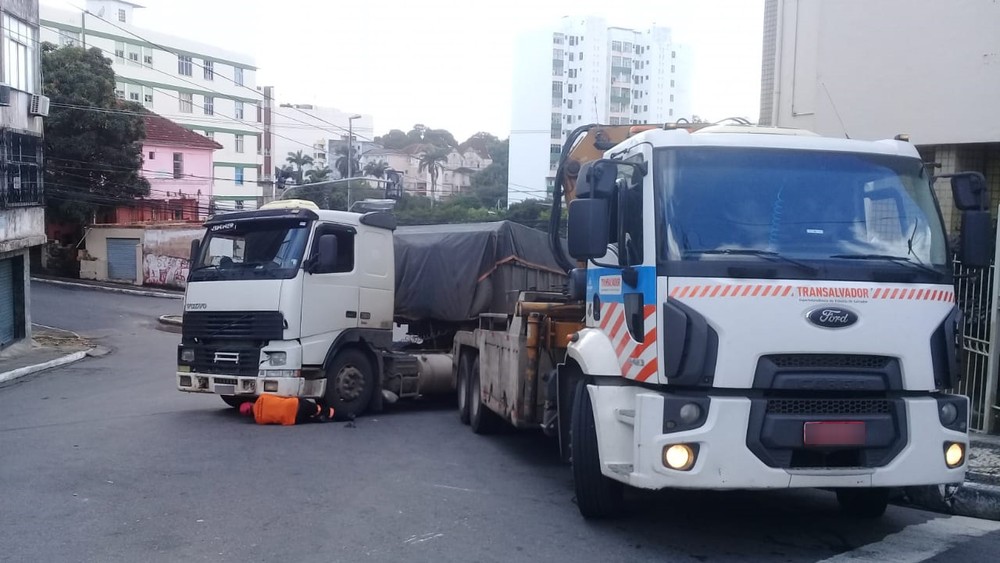 Salvador: Caminhão invade calçada e fica atravessado em ladeira na manhã desta terça-feira (23)