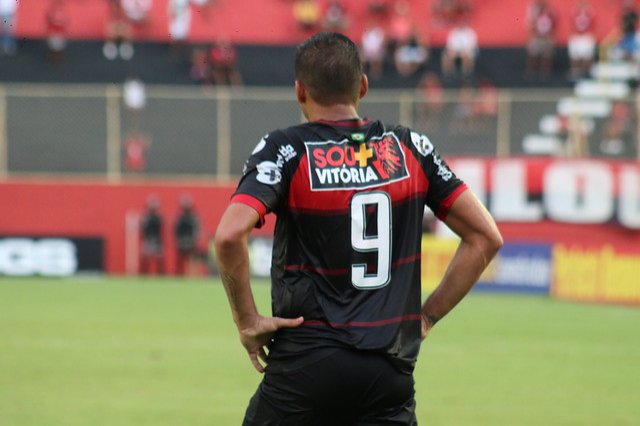 Paulo Carneiro anuncia rescisão de Neto Baiano; atacante deve fechar com time da Série C