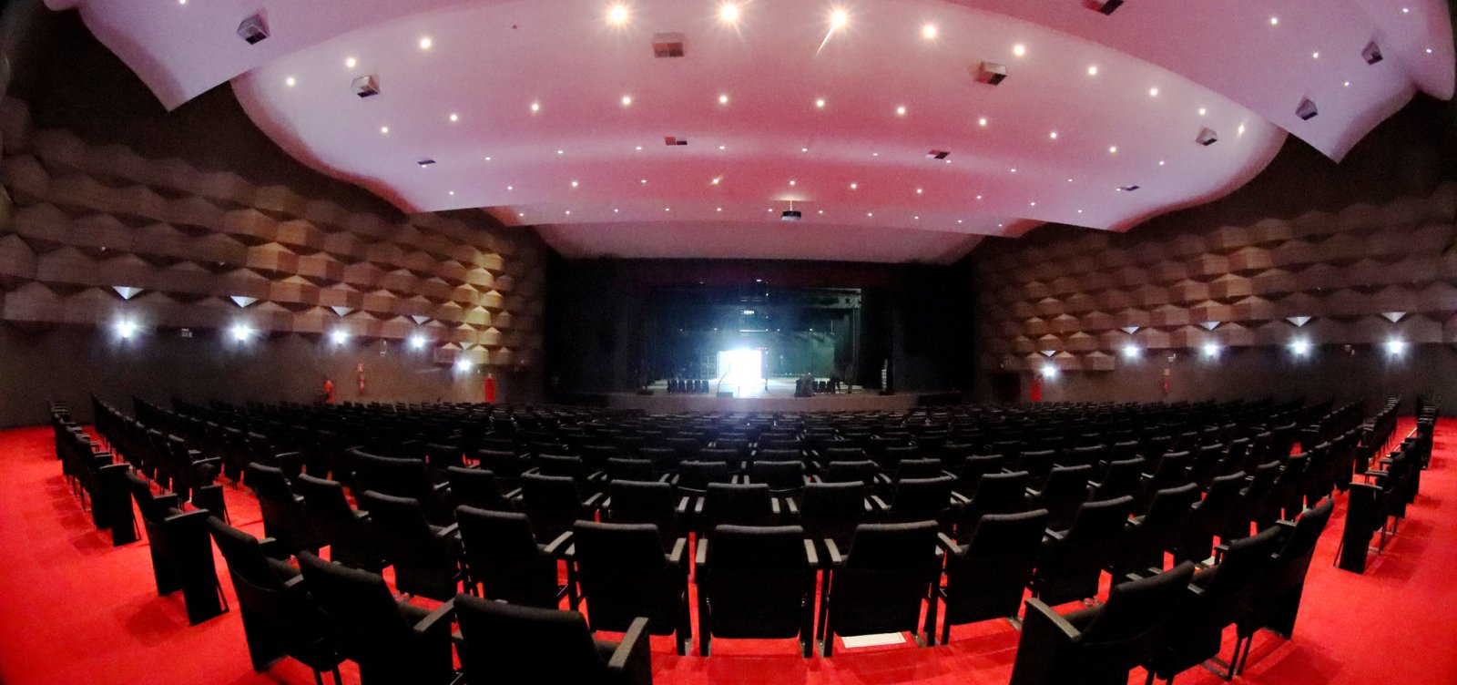 Teatro Candinha Dória, em Itabuna, é inaugurado; a programação vai até o domingo (28)