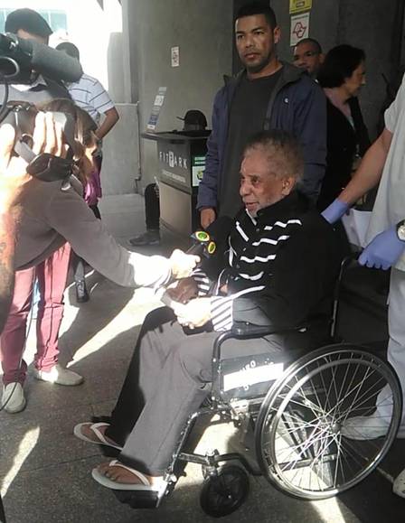 Agnaldo Timóteo deixa hospital em SP após 59 dias internado