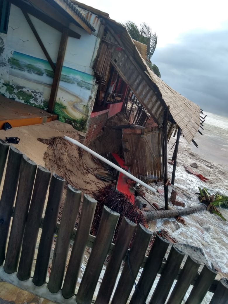 Ondas altas na Costa de Camaçari destroem casas e estabelecimentos; assista