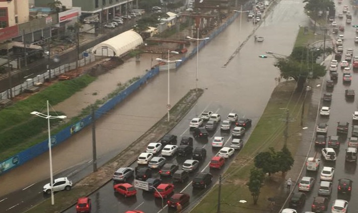 Chuva alaga Avenida ACM e deixa trânsito congestionado em Salvador