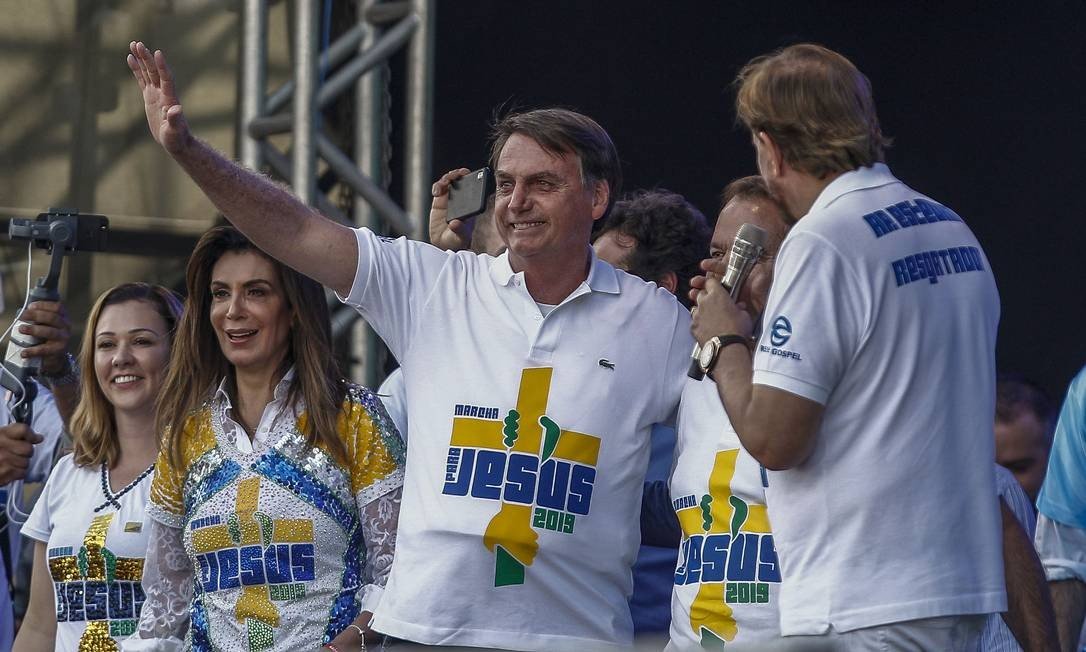 Bolsonaro atende a pedido de evangélicos quanto à obrigação fiscal das igrejas