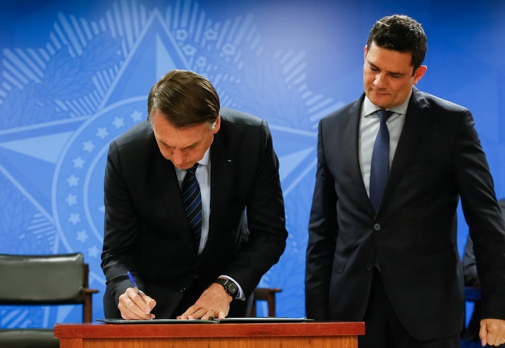 Em 2019, Bolsonaro quis demitir Moro; a desistência veio através de Augusto Heleno