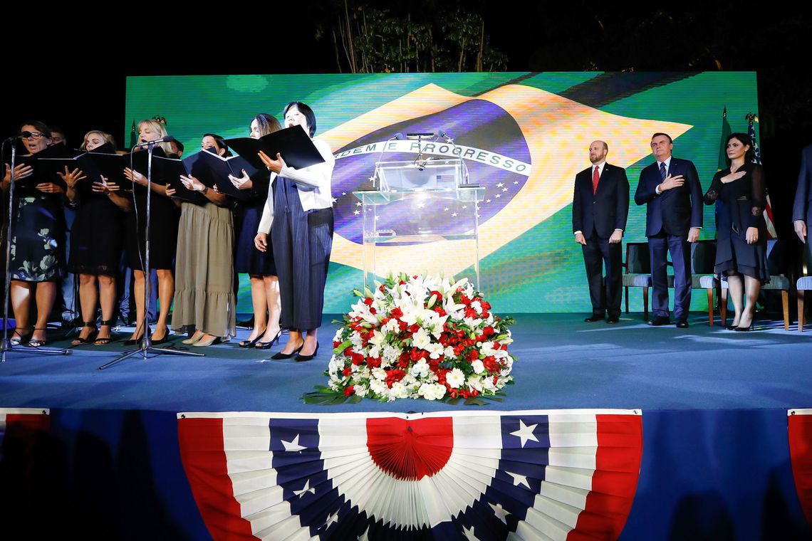 Bolsonaro celebra independência dos EUA em embaixada no Brasil