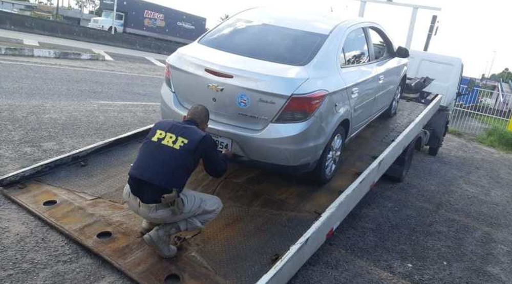 Homem é preso com carro roubado em Simões Filho após abastecer em posto de combustíveis e sair sem pagar
