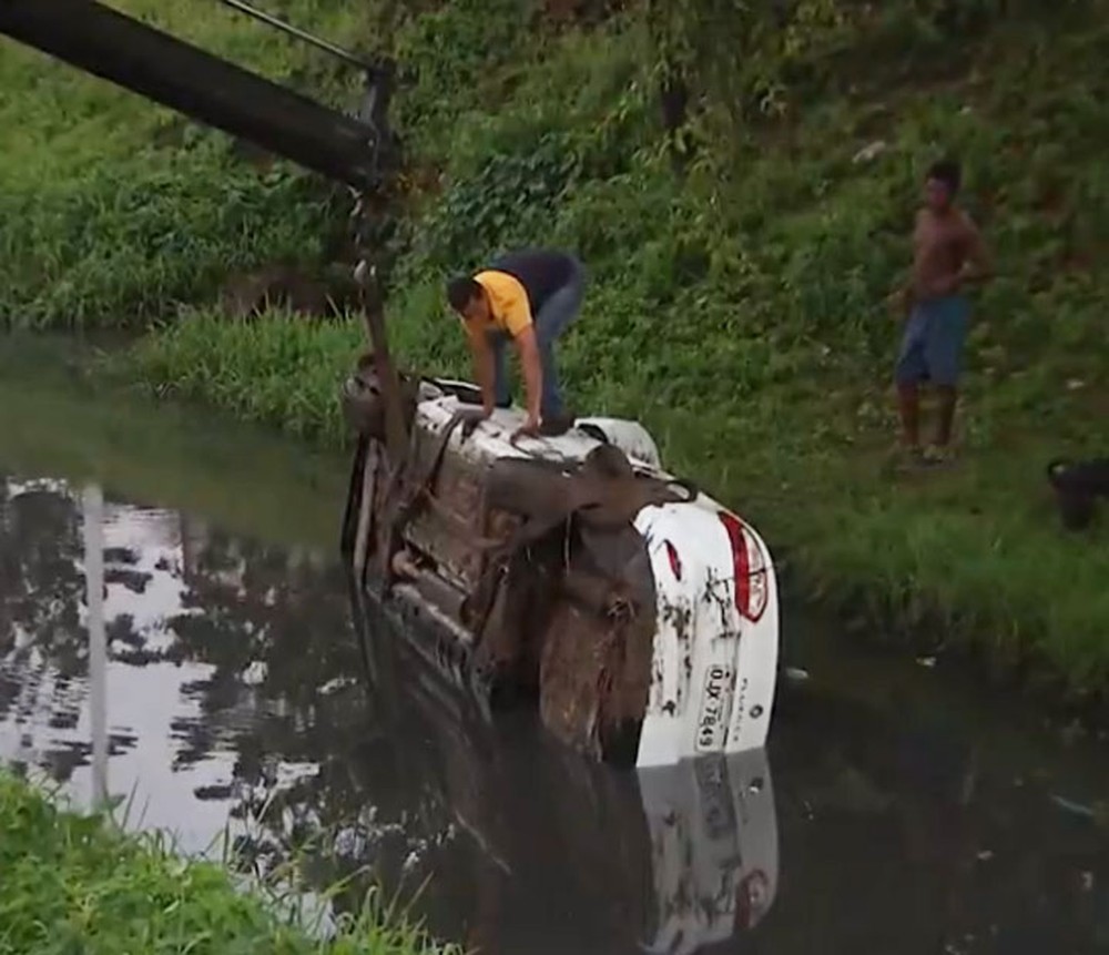 Salvador: carro cai em canal e motorista fica ferida