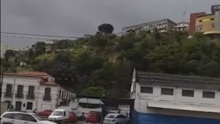 Parte de encosta desliza em Salvador e ameaça casas