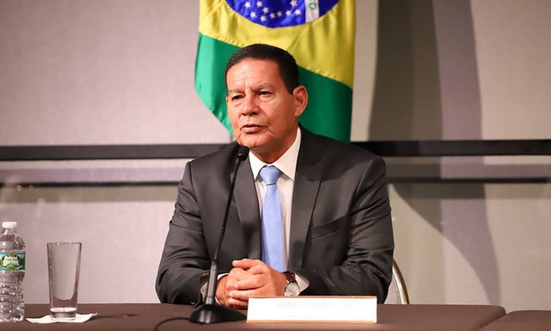 Mourão rebate fala de Carlos Bolsonaro: ‘Democracia é fundamental’