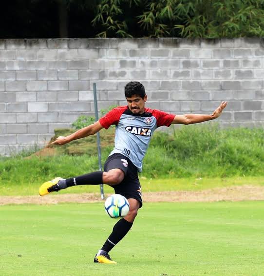 Zagueiro do Vitória entra na mira do Fluminense