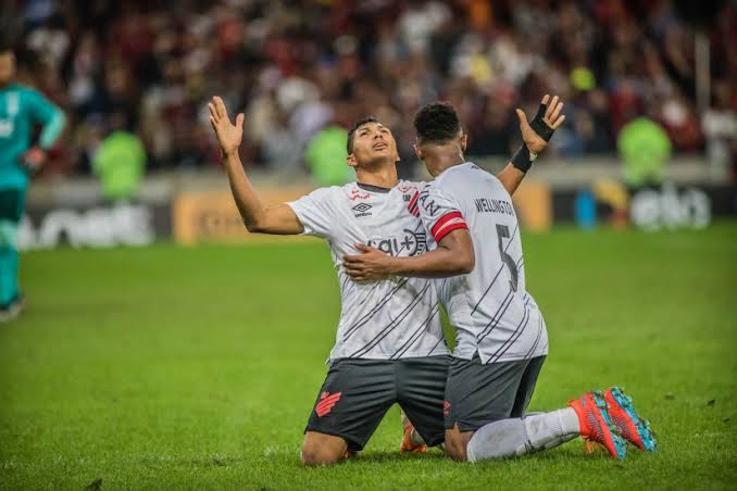 Com Maracanã lotado, Atlético-PR desbanca o Flamengo e avança na Copa do Brasil
