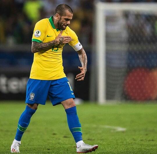Eleito como craque da Copa América, Daniel Alves desabafa: “Apanhamos muito e estava doendo”