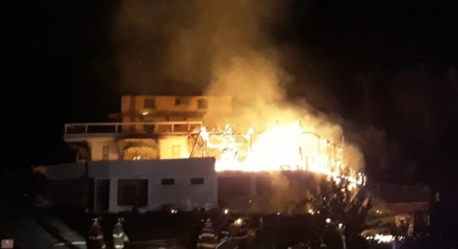 Incêndio destrói parte de hotel em Campos do Jordão (SP)