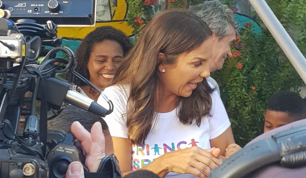 Ivete Sangalo visita escola em Salvador para gravação do Criança Esperança