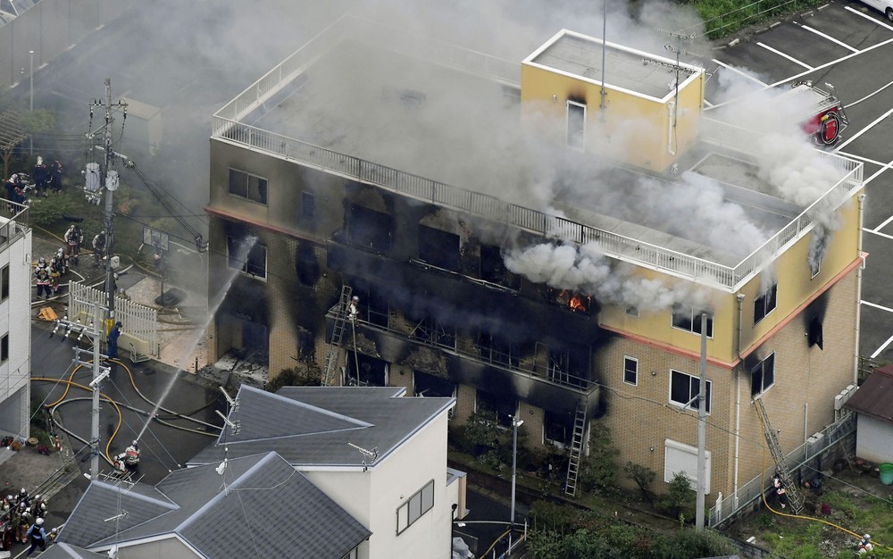 Homem incendeia estúdio de animação e mata 24 pessoas no Japão