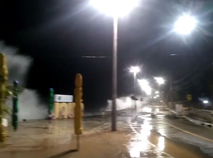 Mar invade calçada e assusta moradores de Jauá; assista