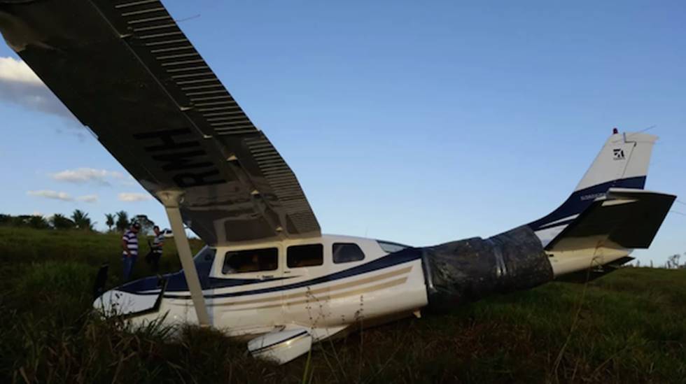 Polícia encontra R$ 4,6 milhões dentro de avião que fez pouso forçado em MT