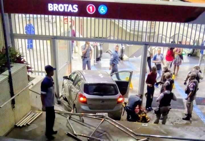 Motorista perde controle de carro e invade estação do metrô em Salvador