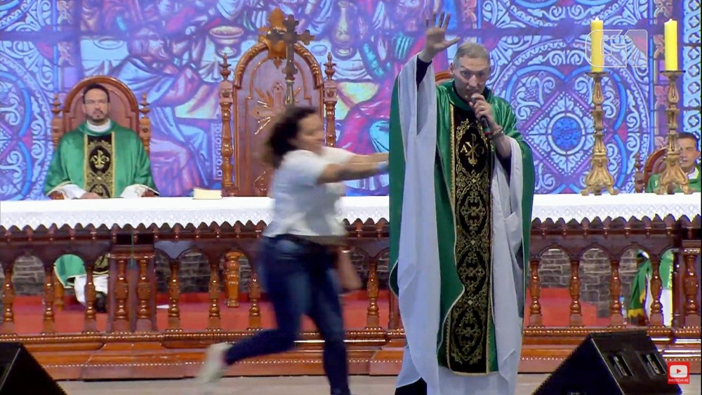 Padre Marcelo tranquiliza fiéis após ser empurrado de altar durante missa