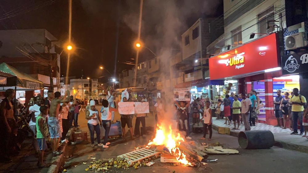 Grupo protesta contra morte de jovem no Vale das Pedrinhas, em Salvador