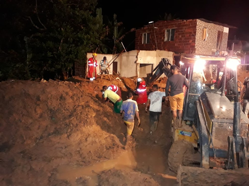 12 pessoas morrem devido à chuva em Recife; corpo de grávida é encontrado
