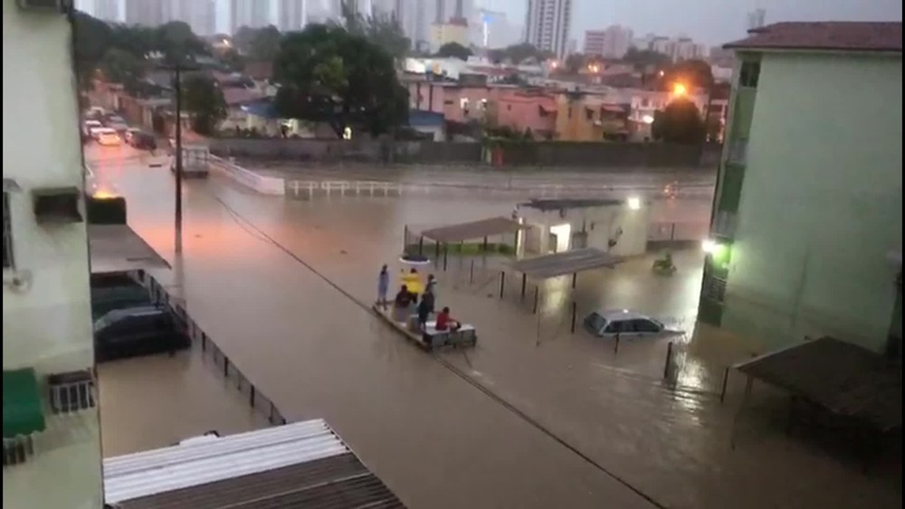 Chuva causa 5 mortes, deslizamentos e alagamentos no Grande Recife (PE)