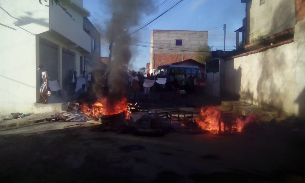 Simões Filho: manifestantes queimam pneus e interditam trânsito nesta manhã