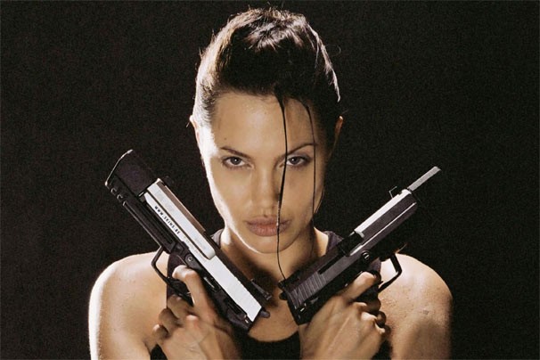 Ator do filme Tomb Raider é esfaqueado durante evento na China; assista