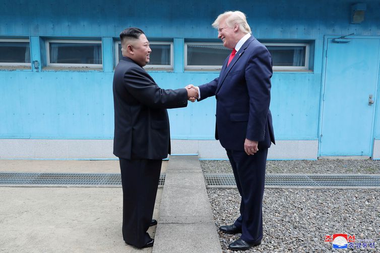 Trump e Kim Jong Un devem retomar negociações para desnuclearização