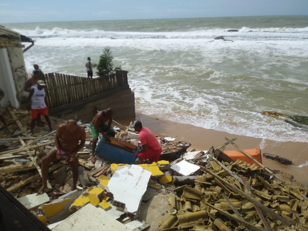 Barracas de Arembepe são interditadas após força do mar destruir estrutura