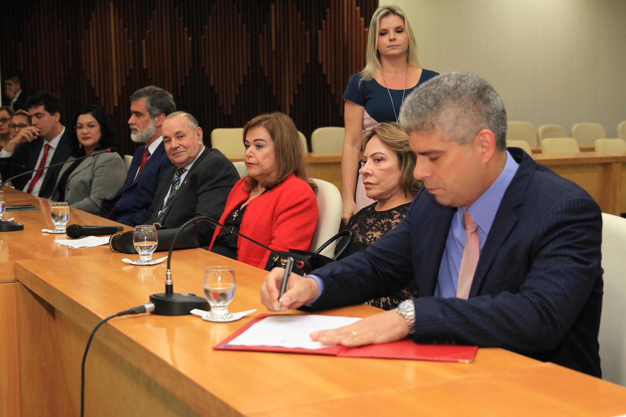 Secretário de Segurança da Bahia assina termo de combate à violência contra mulher