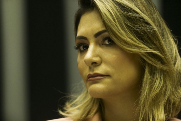 Michelle está arrasada, diz Bolsonaro após revelações sobre família