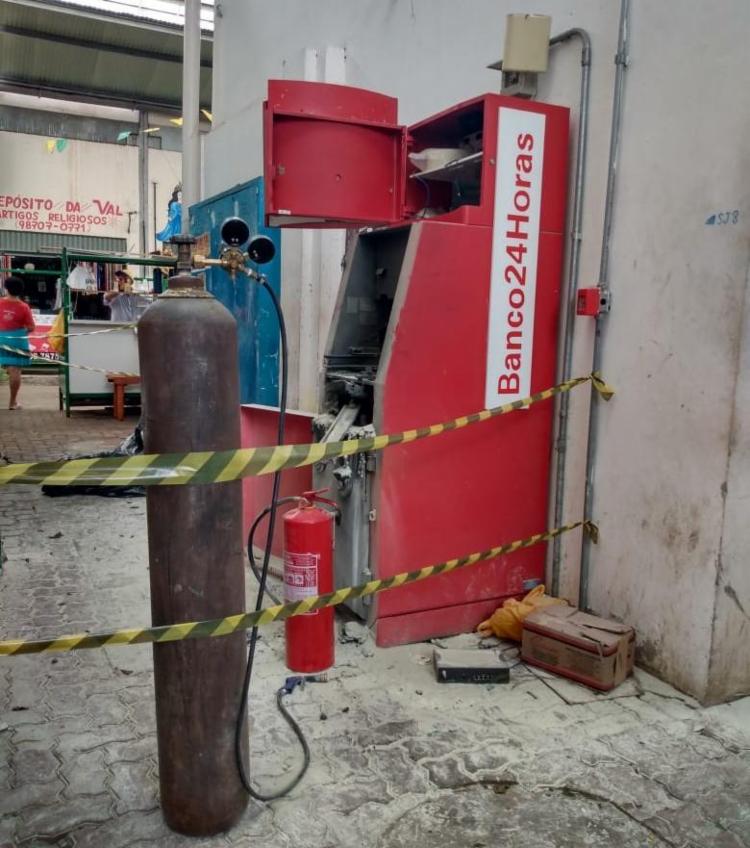 Grupo faz vigilante refém e rouba caixa eletrônico da Feira de São Joaquim, em Salvador